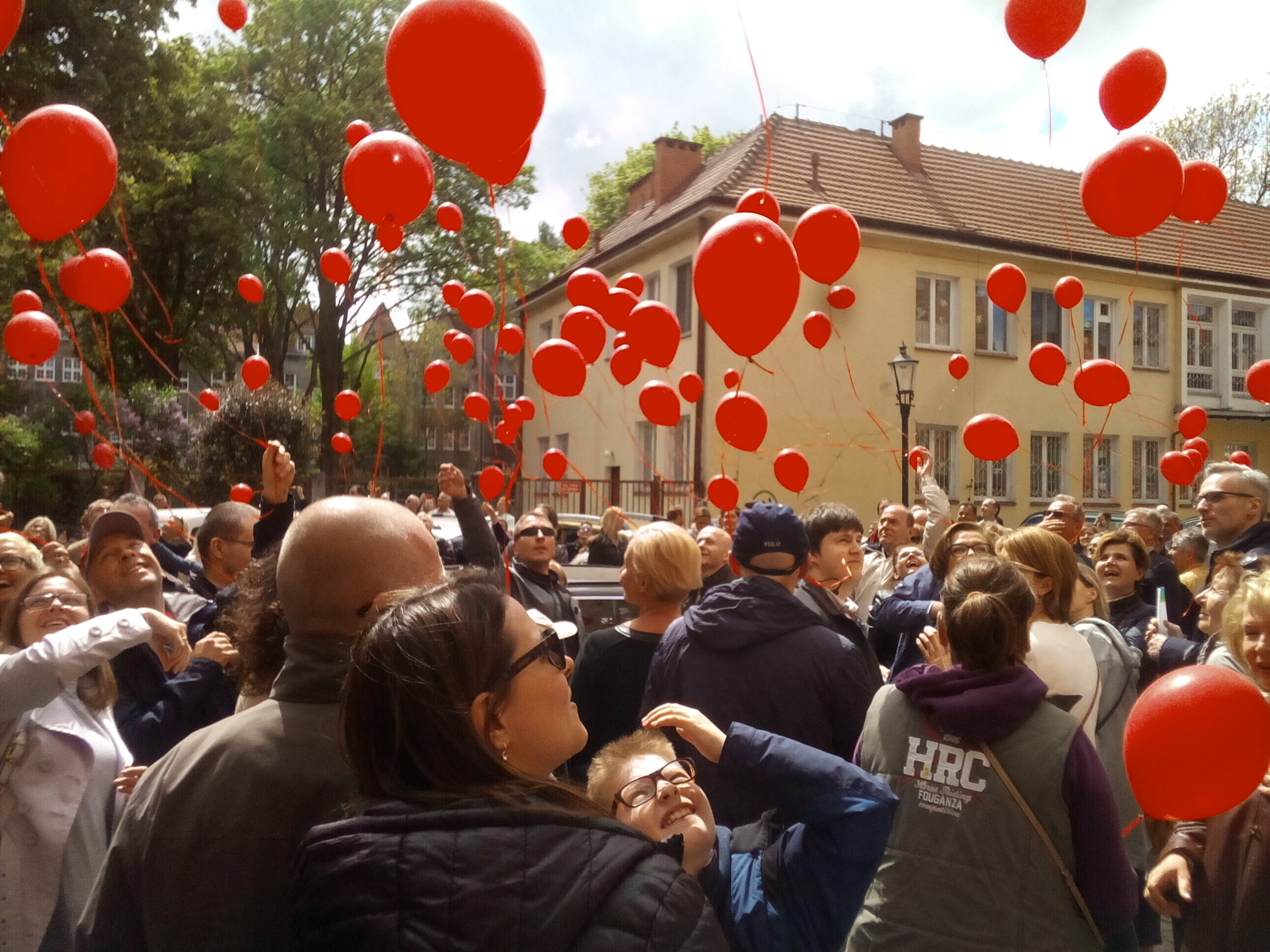 Światowy Dzień Pamięci o Zmarłych na AIDS. 200 czerwonych balonów poszybuje w niebo