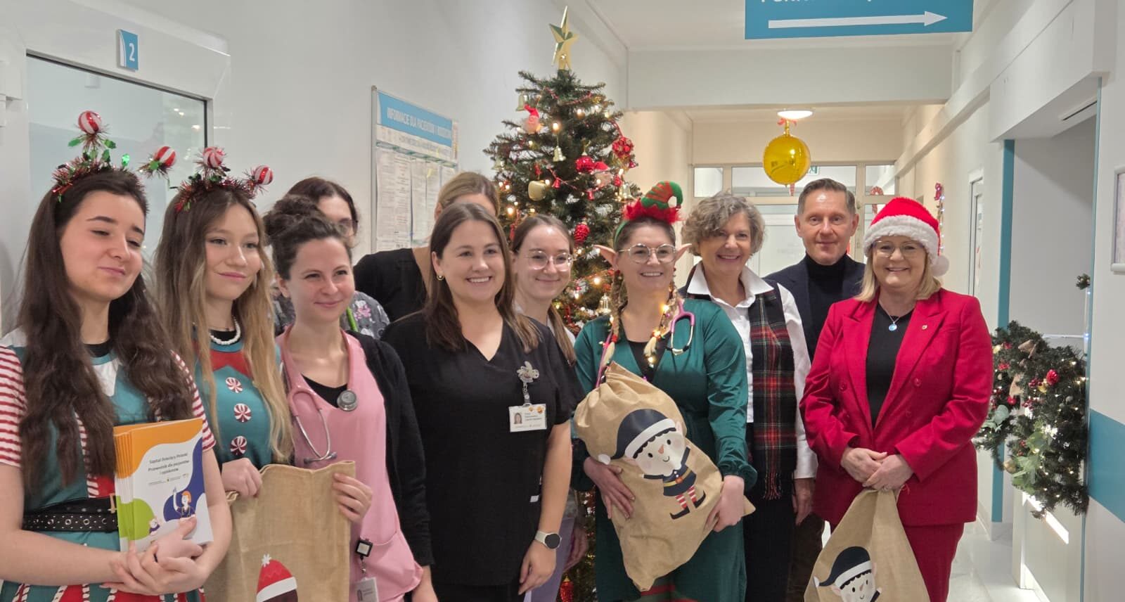 Święty Mikołaj przyniósł uśmiech, zabawki i poradnik dla małych pacjentów!